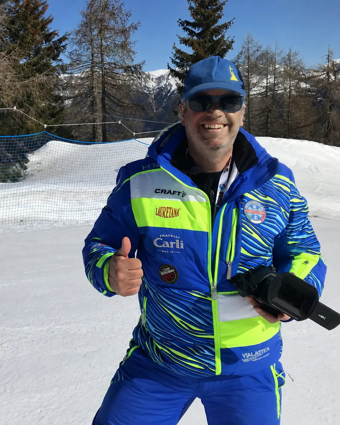 Patrizio Casse con la videocamera sulla pista da sci