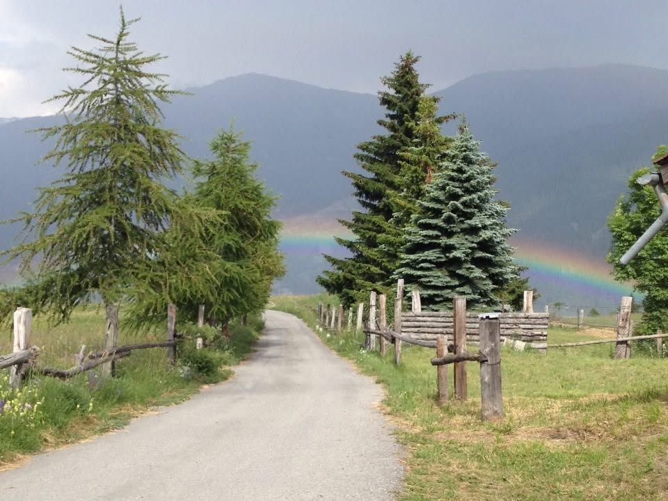 Paesaggio montano piemontese con arcobaleno